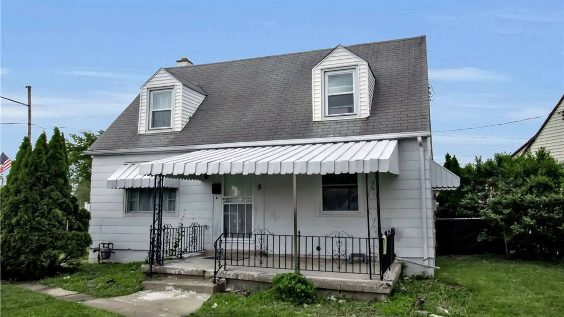 Property at 5 Greenleaf Lane, Cheektowaga, NY 14225 2