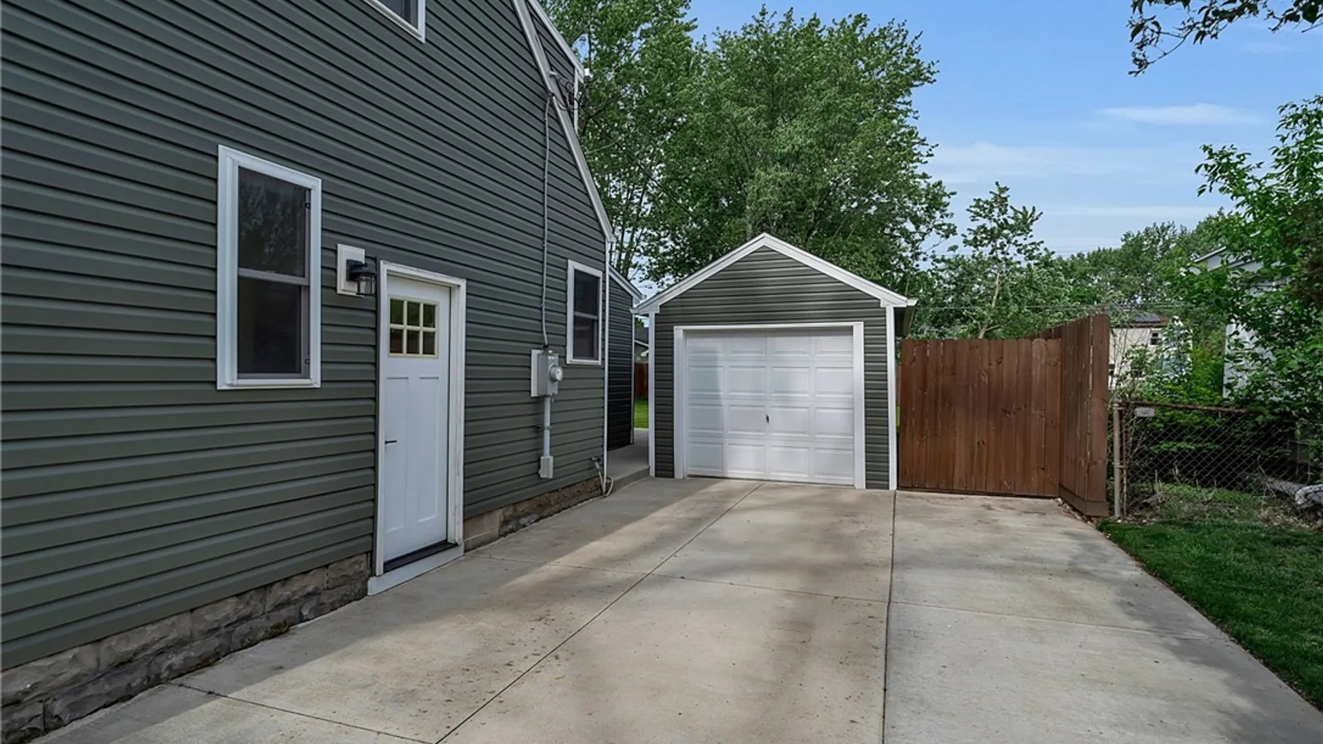 Property at 224 S Huxley Drive, Cheektowaga, NY 14225 4