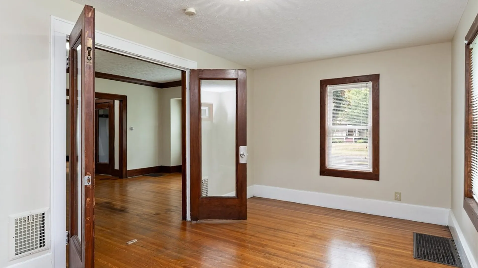 Property at 19 Genesee Park Boulevard, Rochester, NY 14611 15