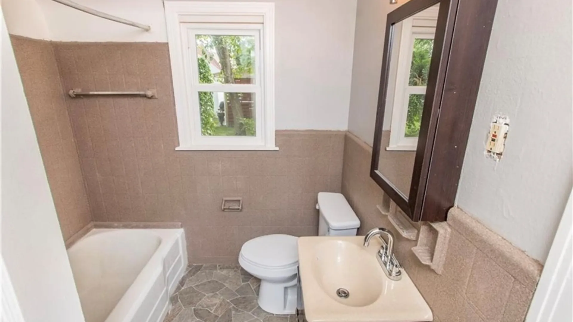 Property at 106 E Morris Ave, Buffalo, NY 14214 11