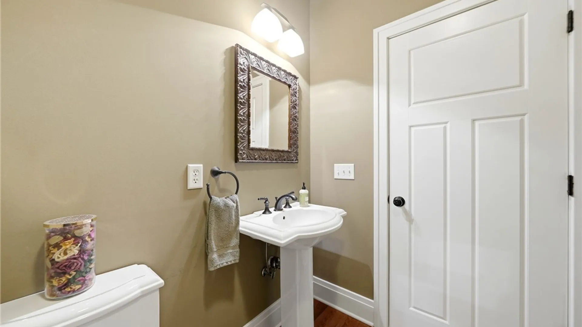 Property at 5 Parliament Lane, Lancaster, NY 14086 22