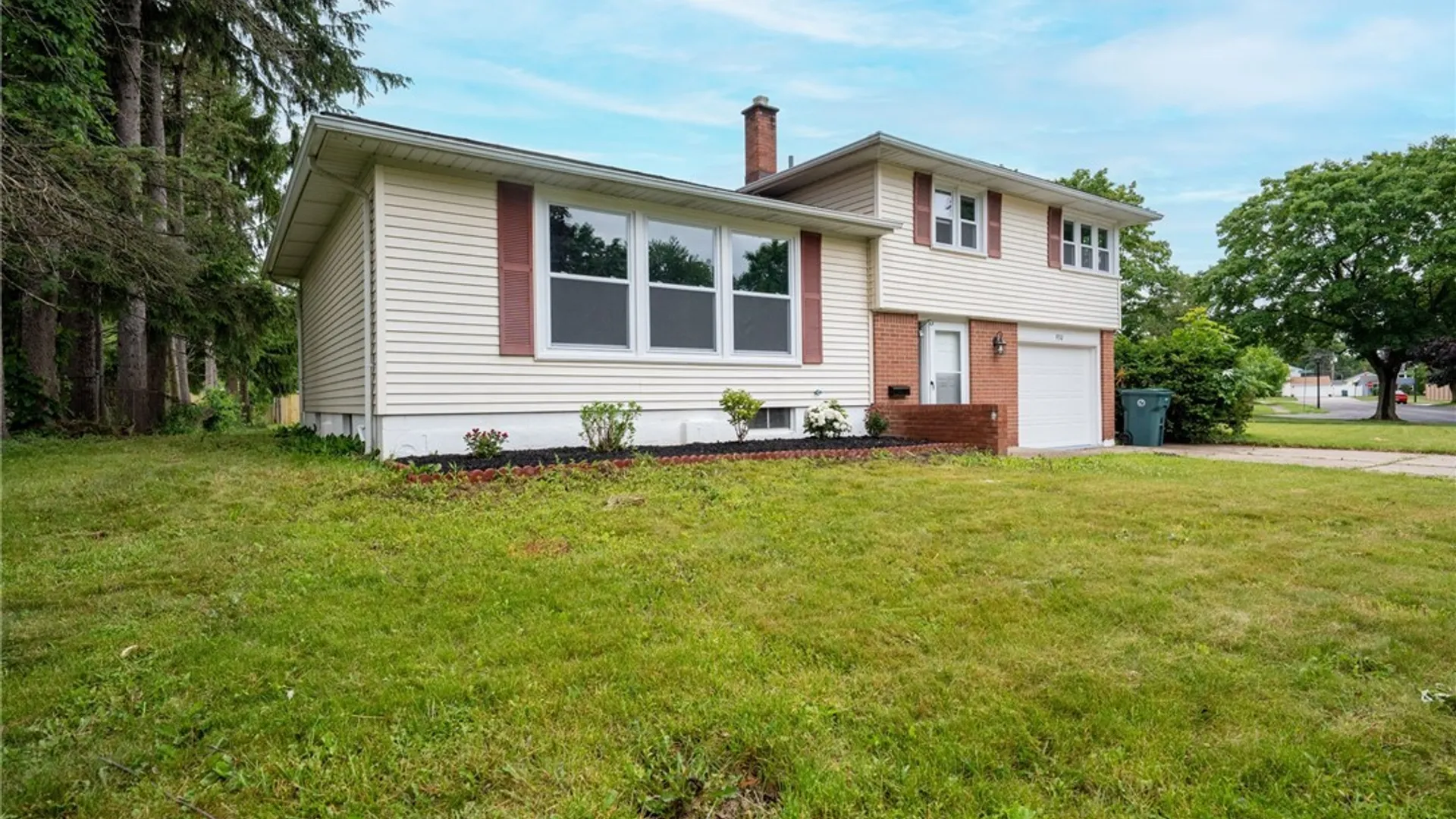 Property at 930 Sun Valley Drive, North Tonawanda, NY 14120 2