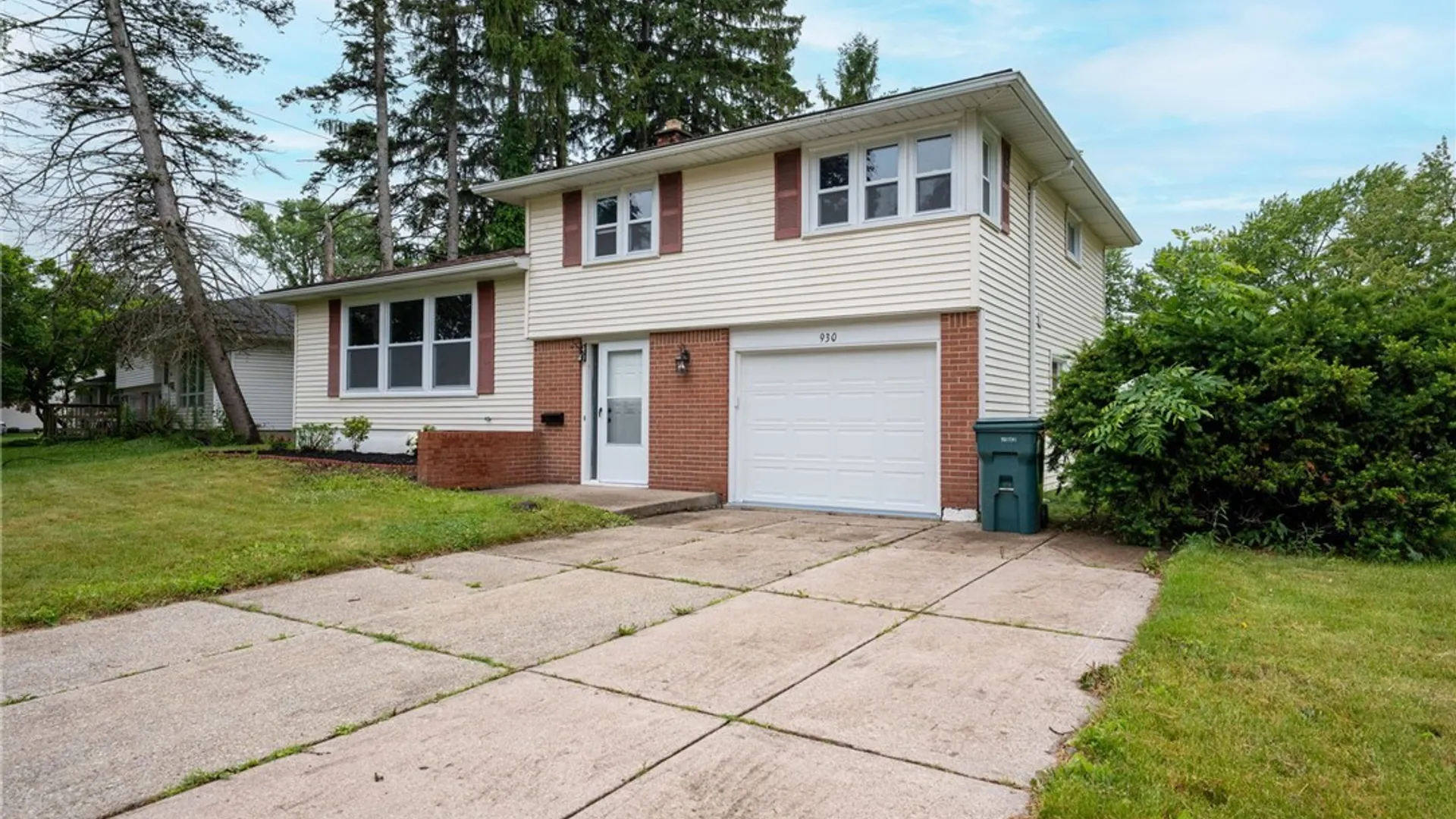 Property at 930 Sun Valley Drive, North Tonawanda, NY 14120 3