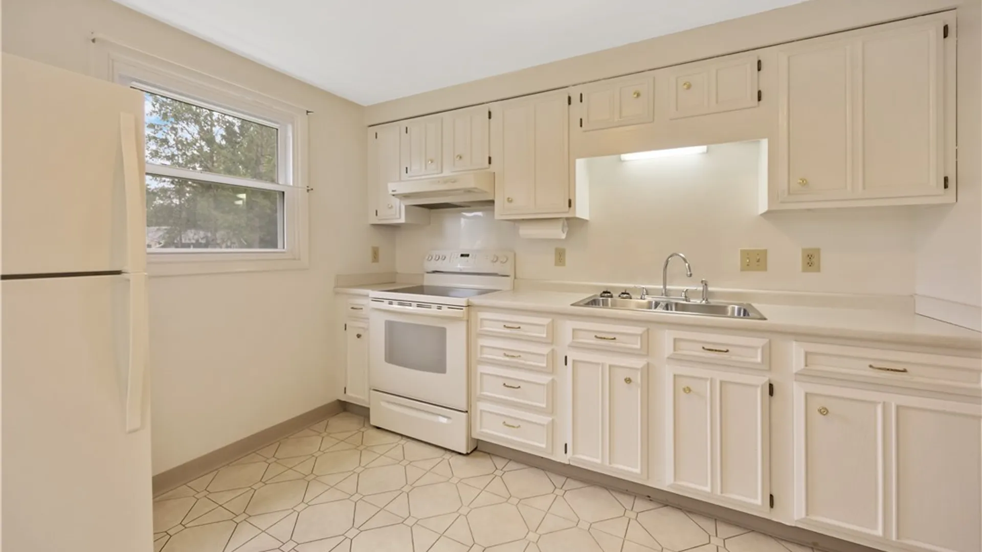 Property at 104 Roundmill Lane, Manlius, NY 13116 12