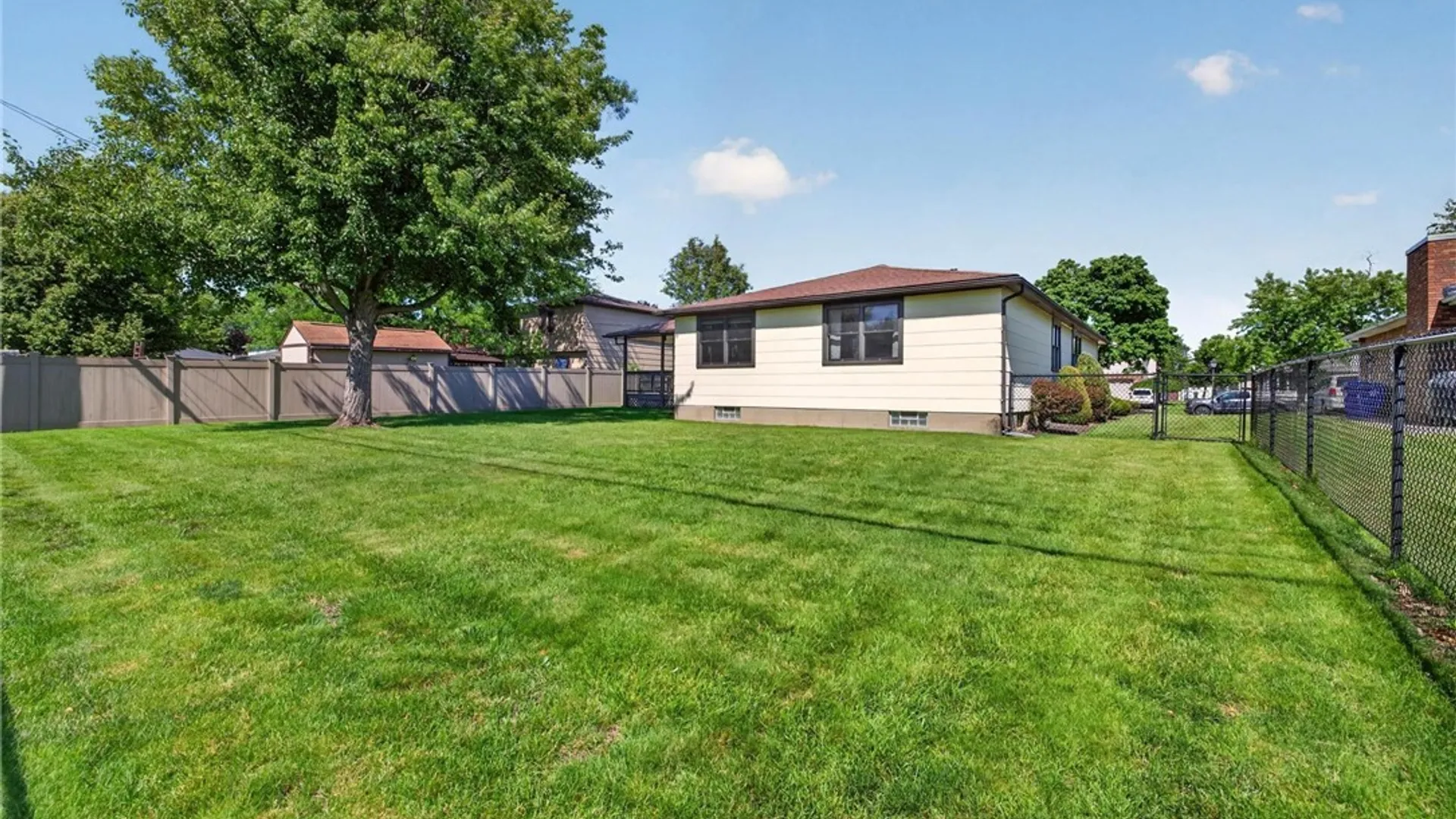 Property at 72 Carmelite Drive, West Seneca, NY 14224 37