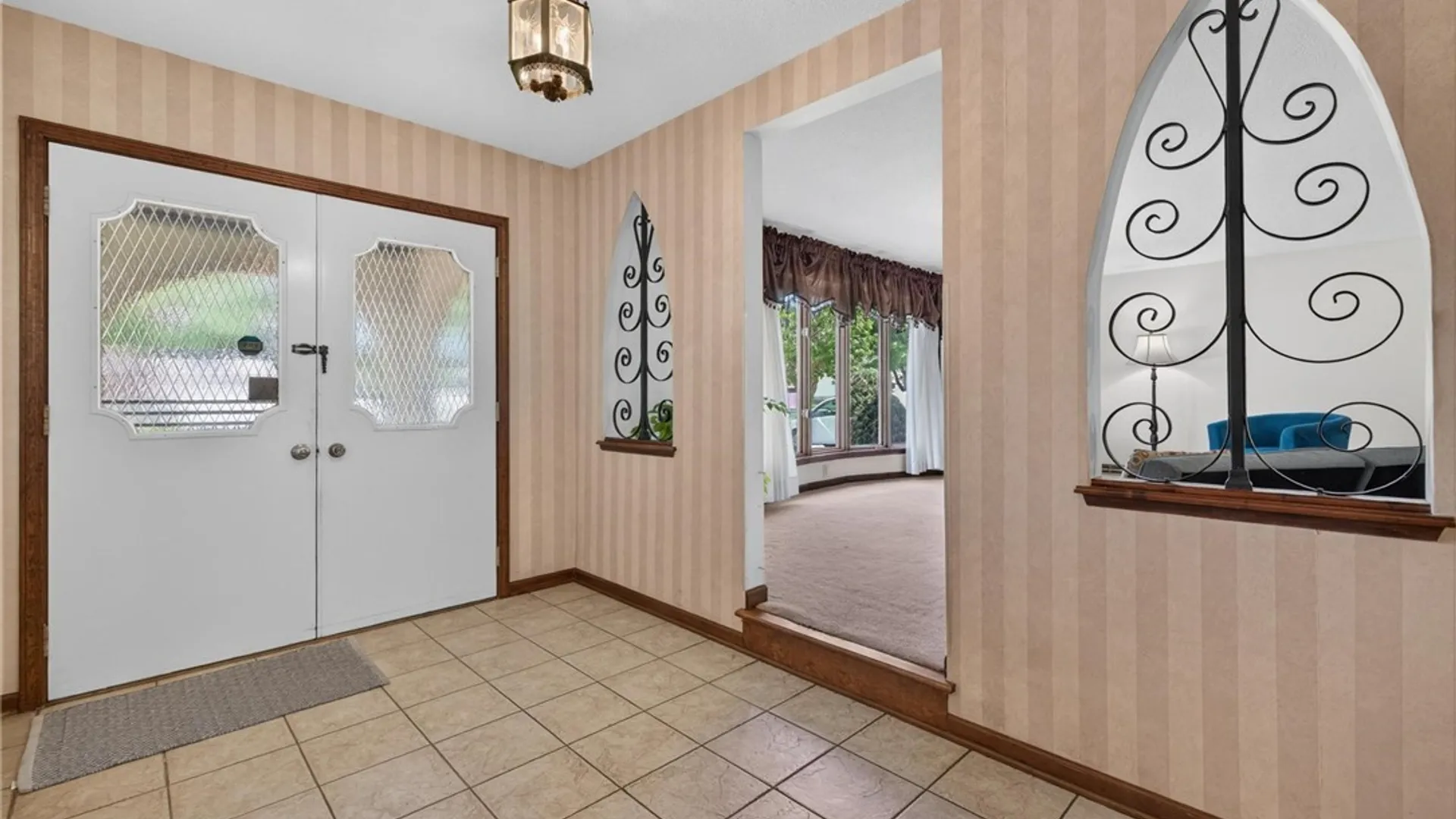 Property at 72 Carmelite Drive, West Seneca, NY 14224 4