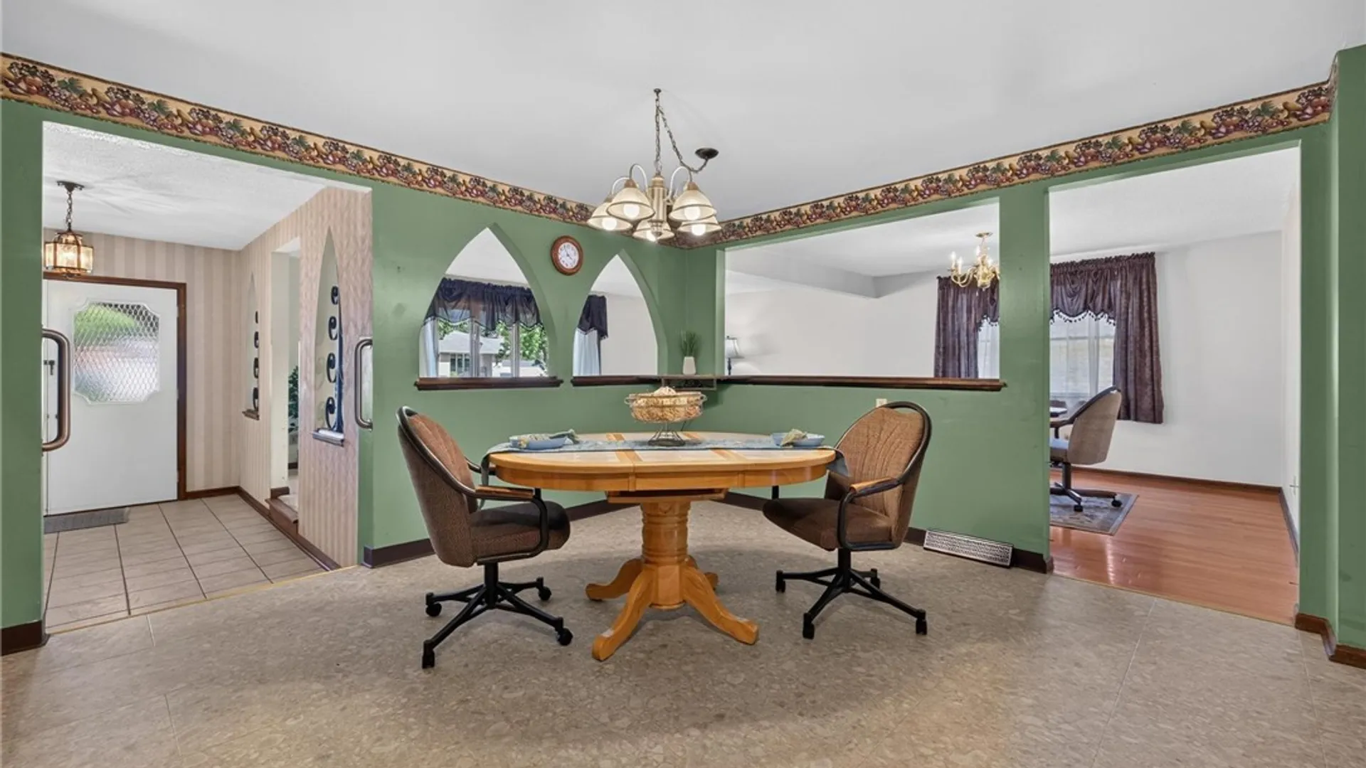 Property at 72 Carmelite Drive, West Seneca, NY 14224 5