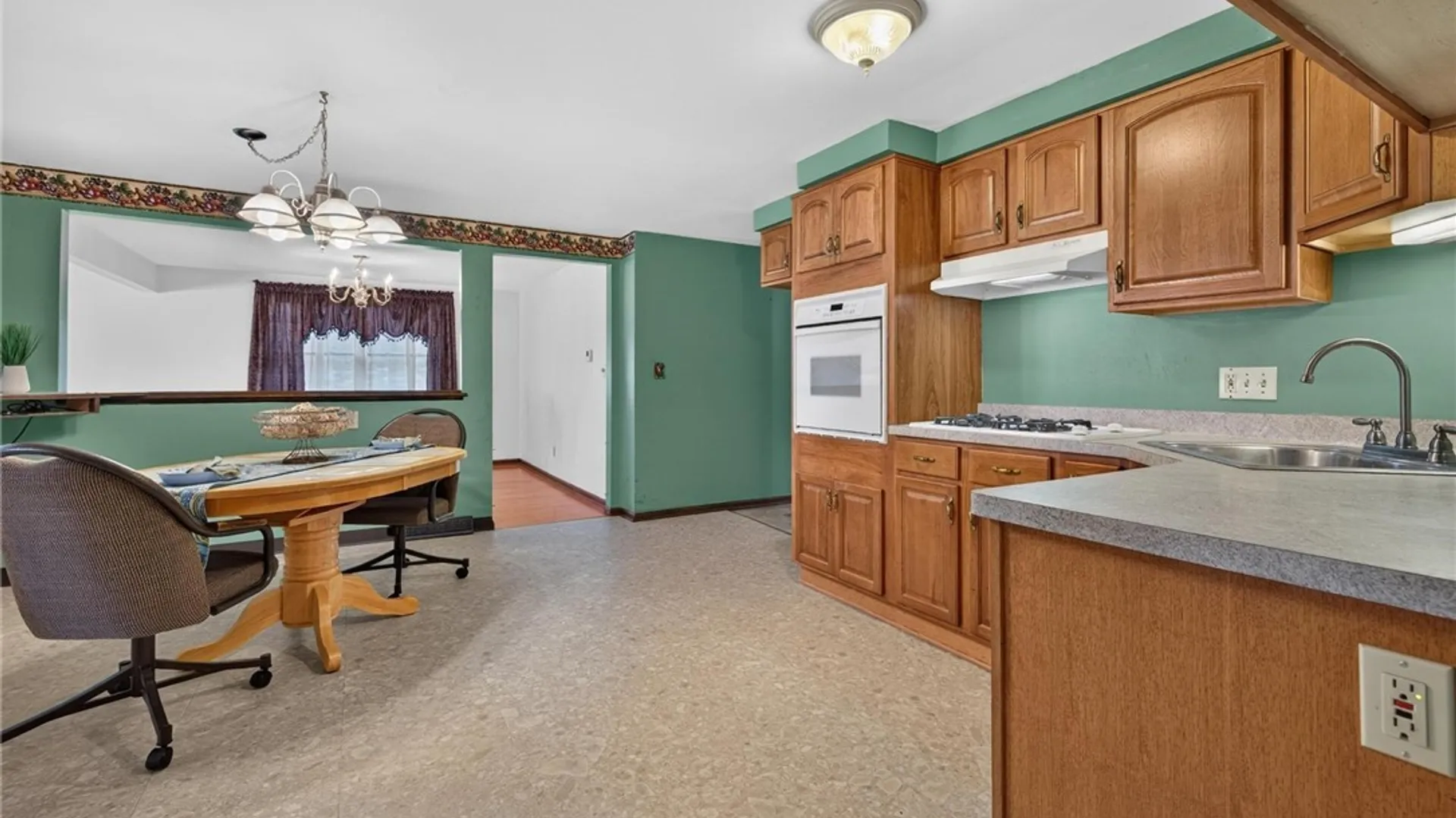 Property at 72 Carmelite Drive, West Seneca, NY 14224 7