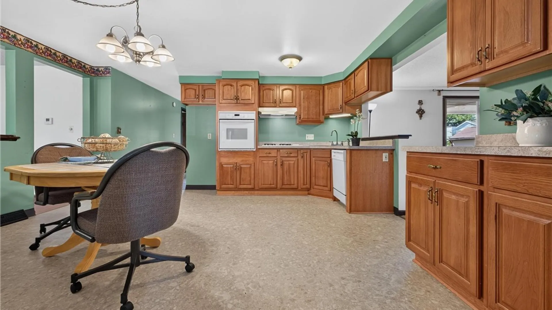 Property at 72 Carmelite Drive, West Seneca, NY 14224 8