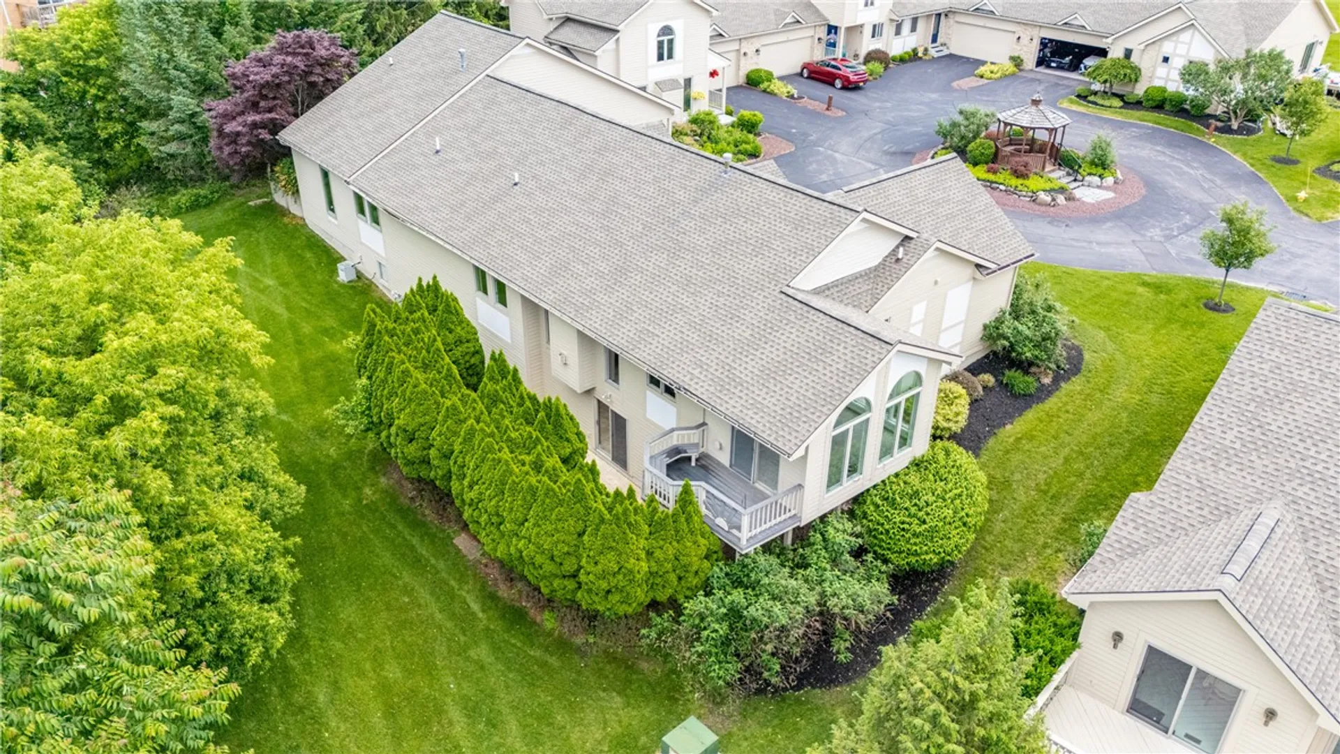 Property at 10 Baywood Lane, Penfield, NY 14580 3