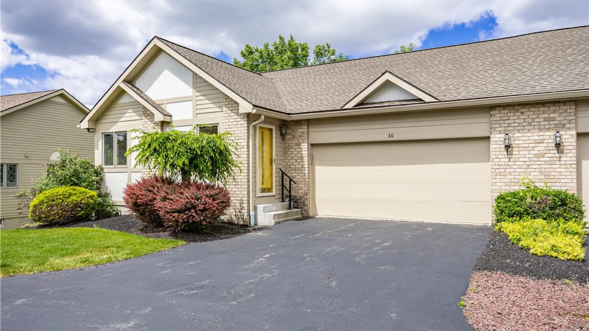 Property at 10 Baywood Lane, Penfield, NY 14580 5