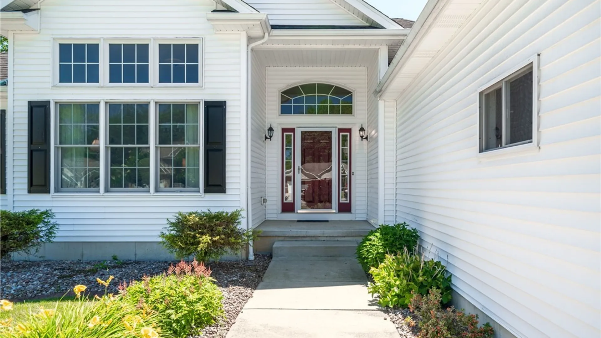 Property at 3548 Northcreek Run, Wheatfield, NY 14120 2