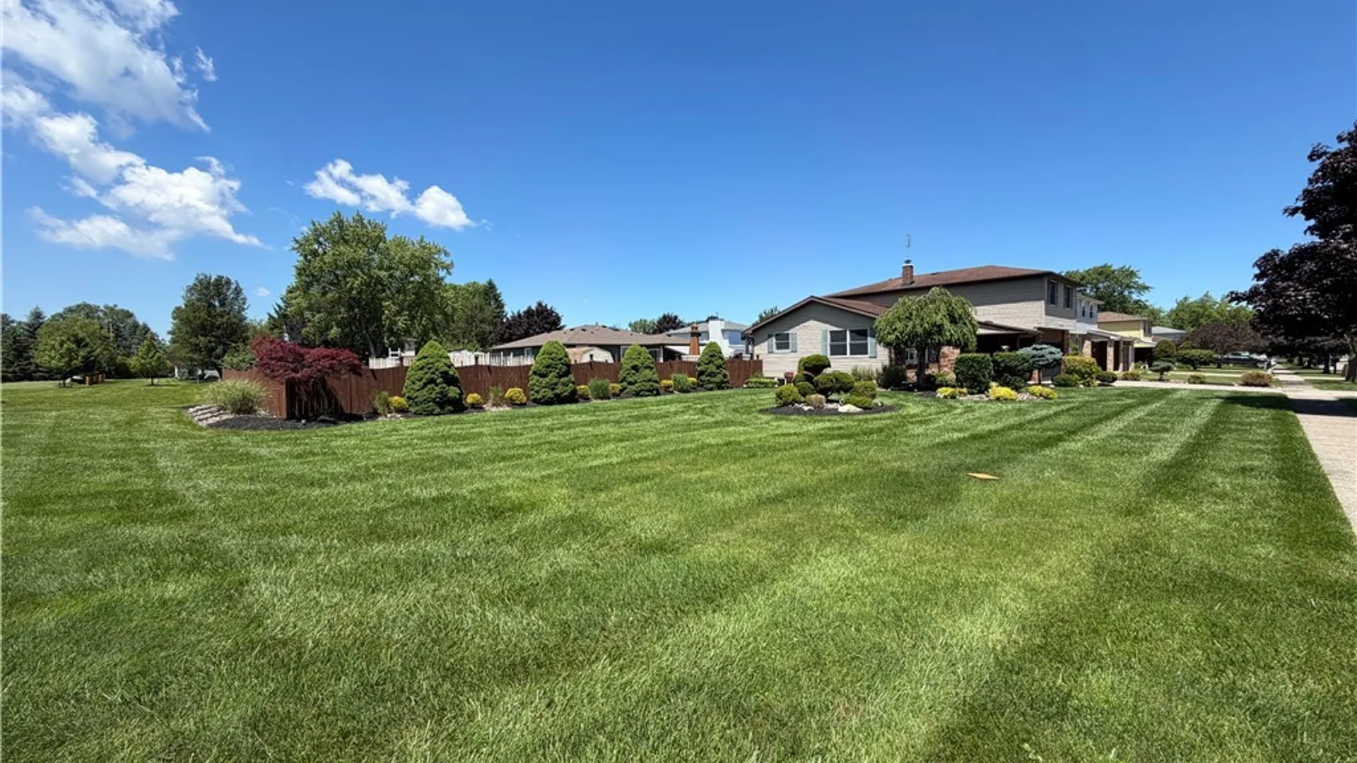 Property at 2 Autumn Lane, Cheektowaga, NY 14043 47