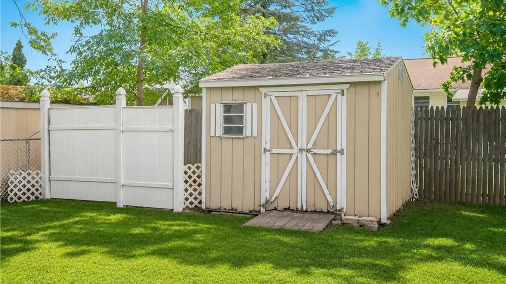 Property at 15 Vermont Avenue, Lockport City, NY 14094 7
