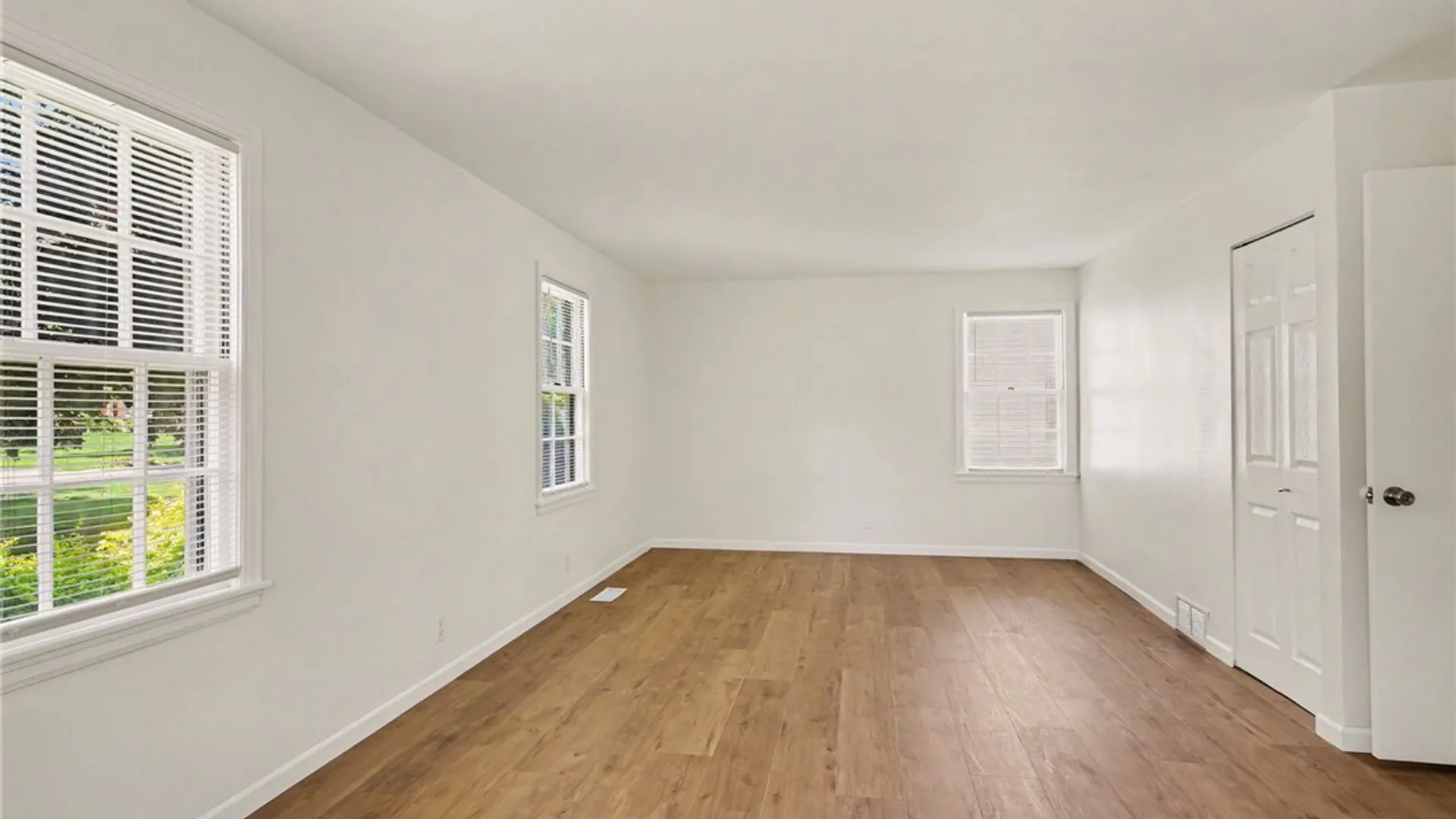 Property at 67 Dunrovin Lane, Brighton, NY 14618 15