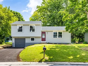 Property at 32 Coachlight Circle, Farmington, NY 14425