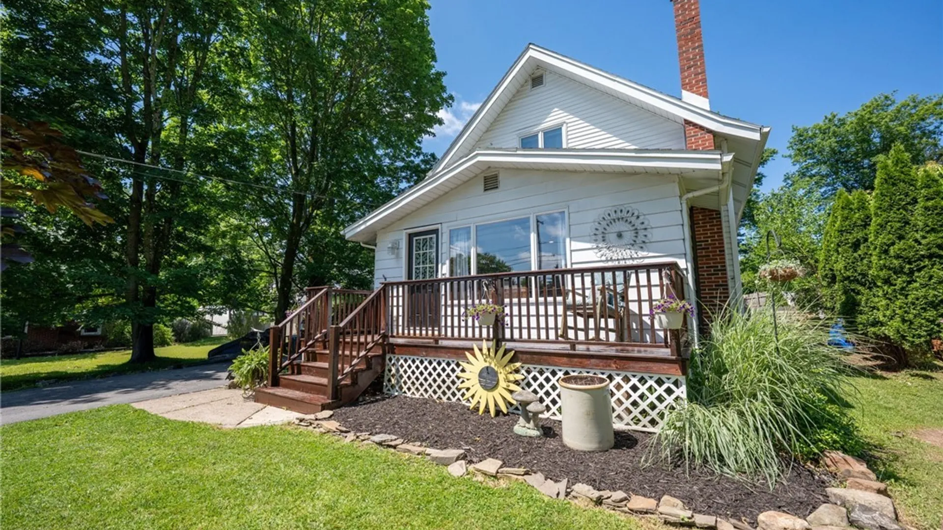 Property at 136 S Lincoln Avenue, Orchard Park, NY 14127 3