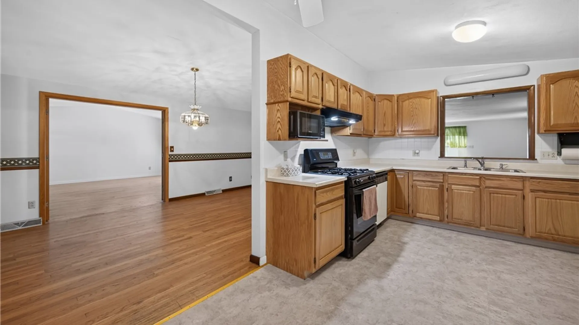 Property at 11 Bellewood Circle, Cicero, NY 13212 17