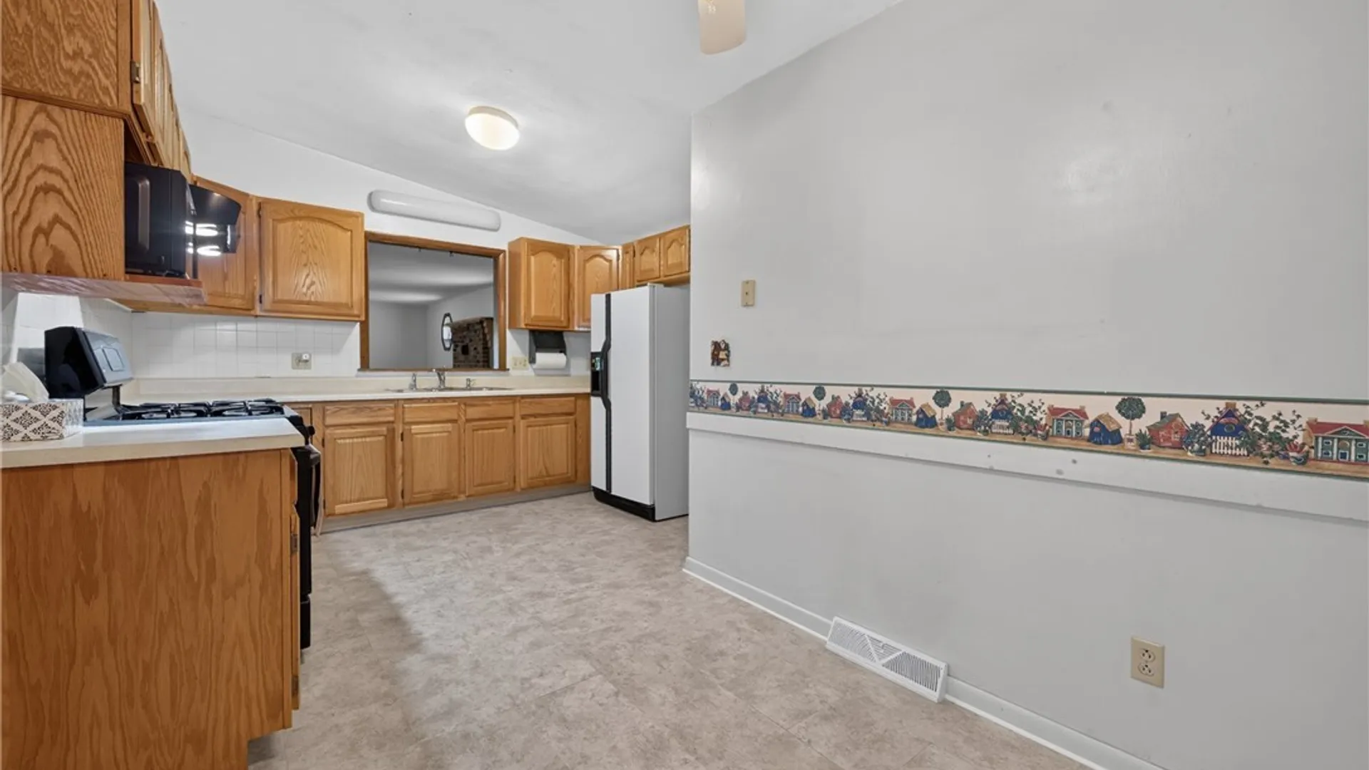 Property at 11 Bellewood Circle, Cicero, NY 13212 20