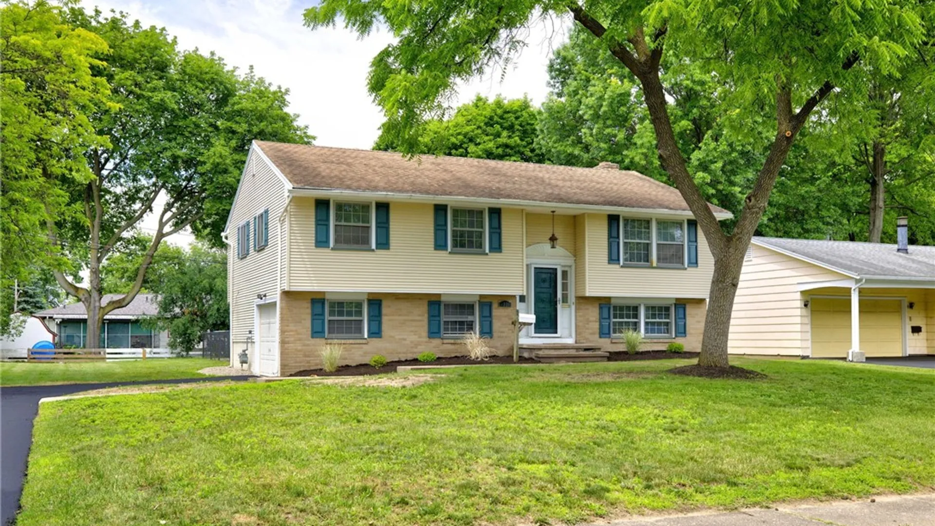 Property at 37 Ledgewood Circle, Greece, NY 14615 2
