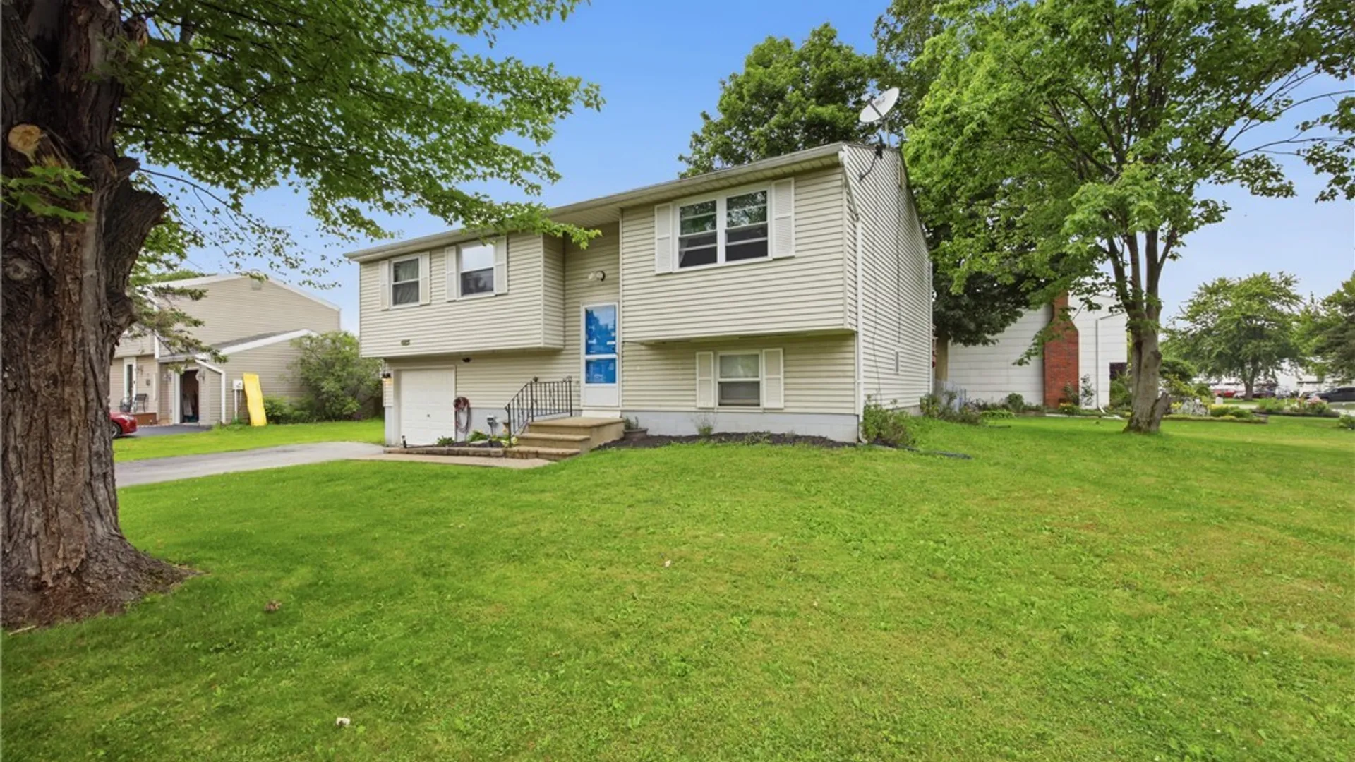 Property at 7024 Academy Lane, Lockport Town, NY 14094 4