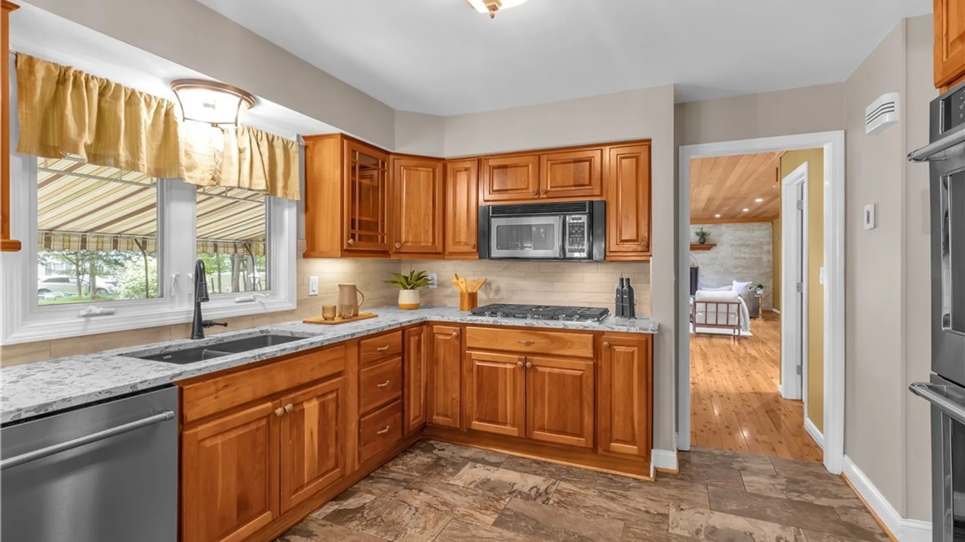 Property at 5 Greenwood Drive, Orchard Park, NY 14127 15