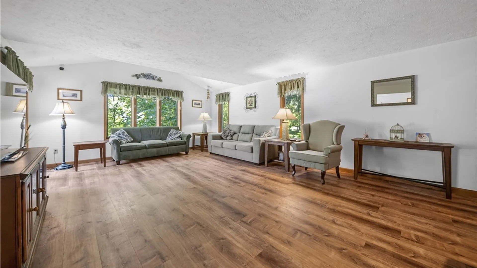 Property at 6310 Yulewood Circle, Cicero, NY 13039 14