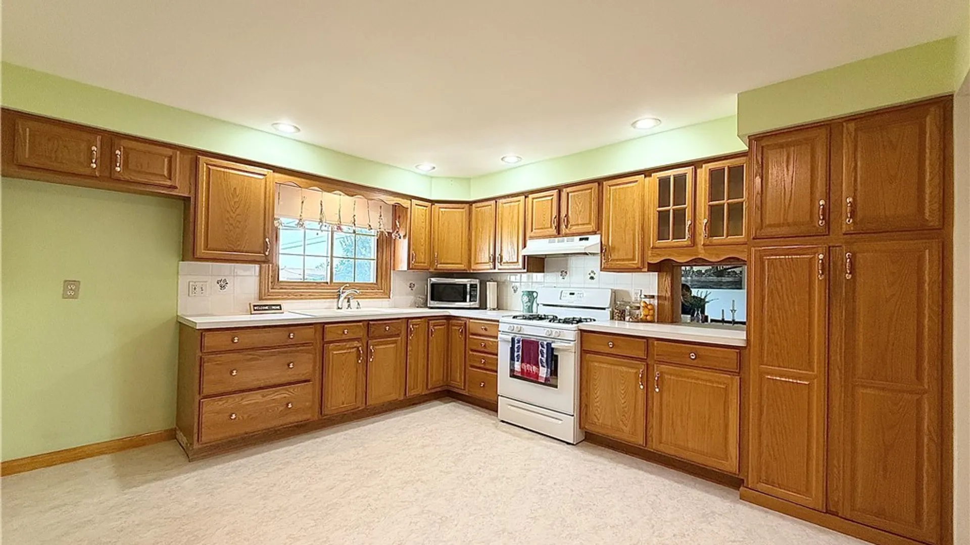 Property at 27 Mckenzie Court, Cheektowaga, NY 14227 15