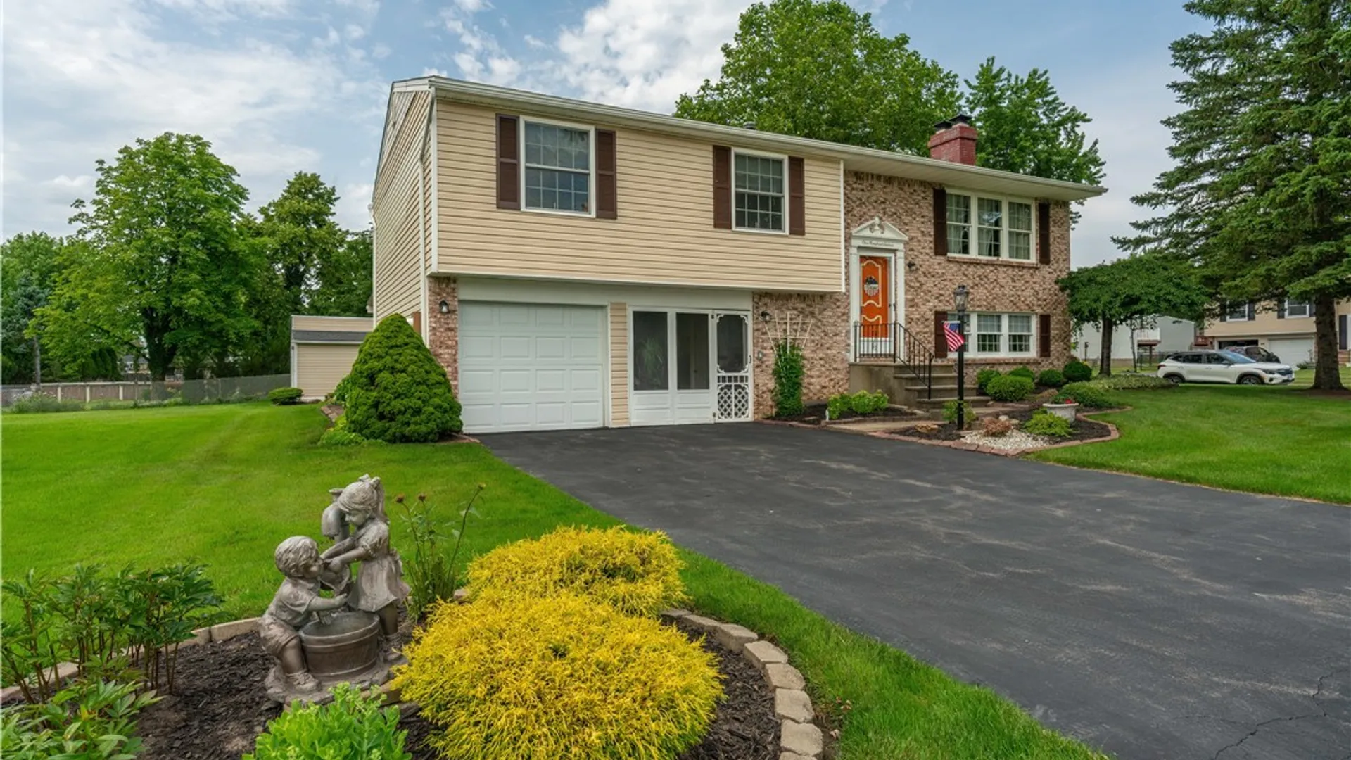 Property at 116 Roycroft Drive, West Seneca, NY 14224 2