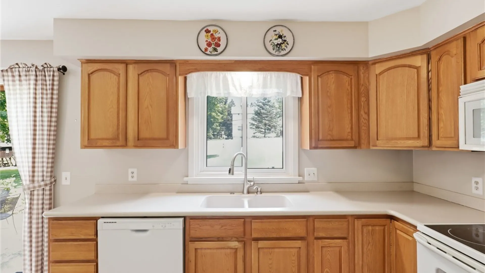 Property at 104 Willowbend Dr, Penfield, NY 14526 9
