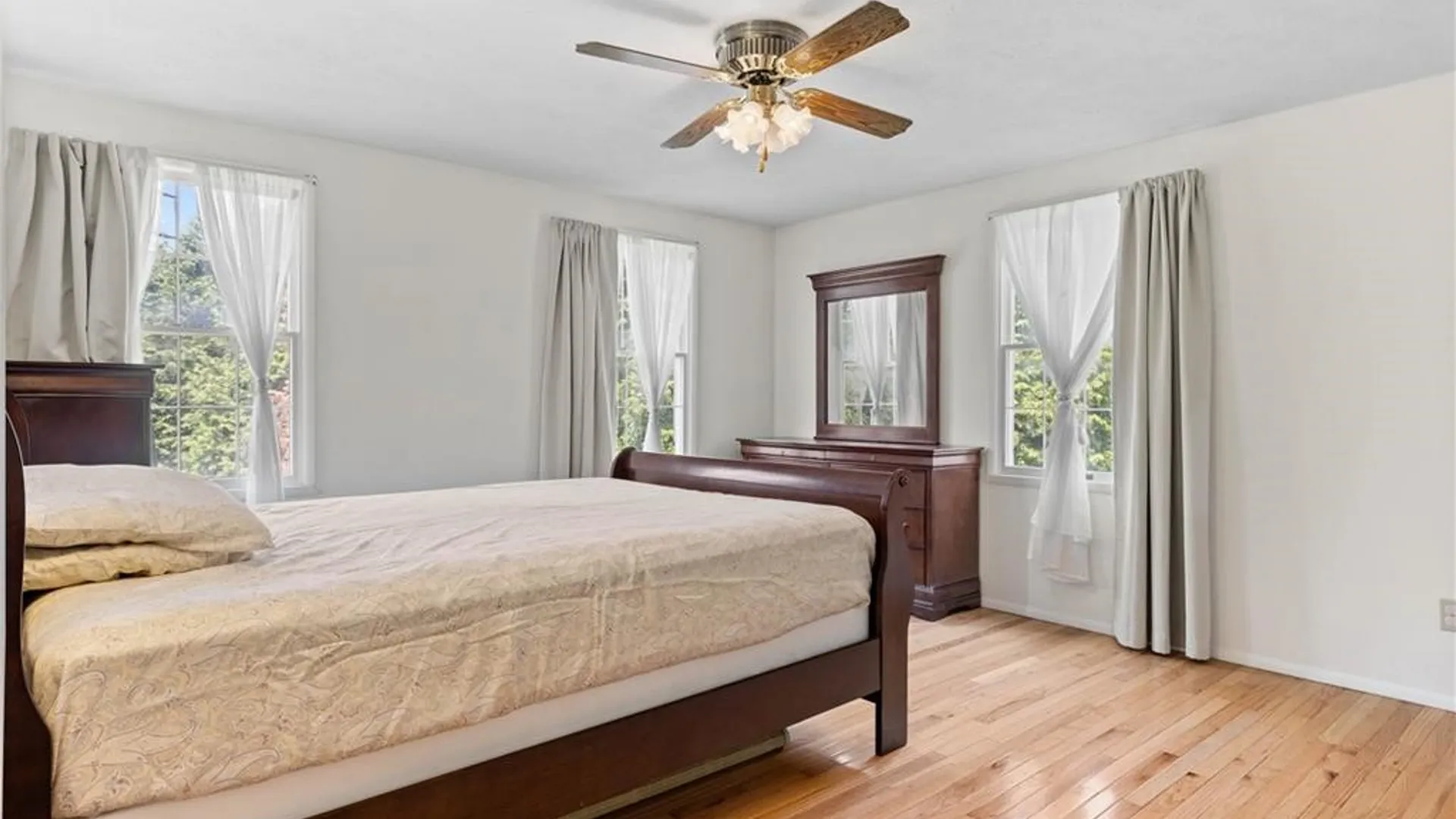 Property at 2 Hunters Pointe, Pittsford, NY 14534 18
