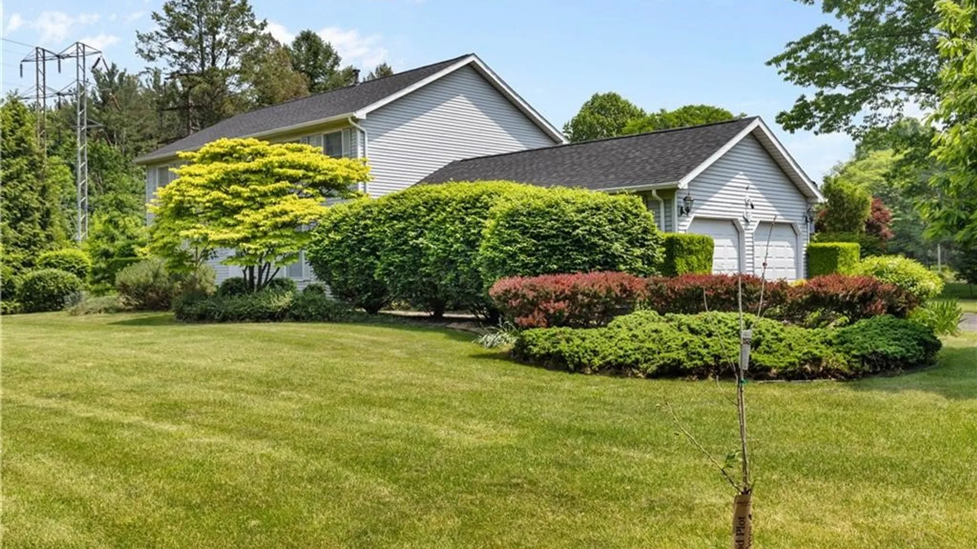 Property at 2 Hunters Pointe, Pittsford, NY 14534 2