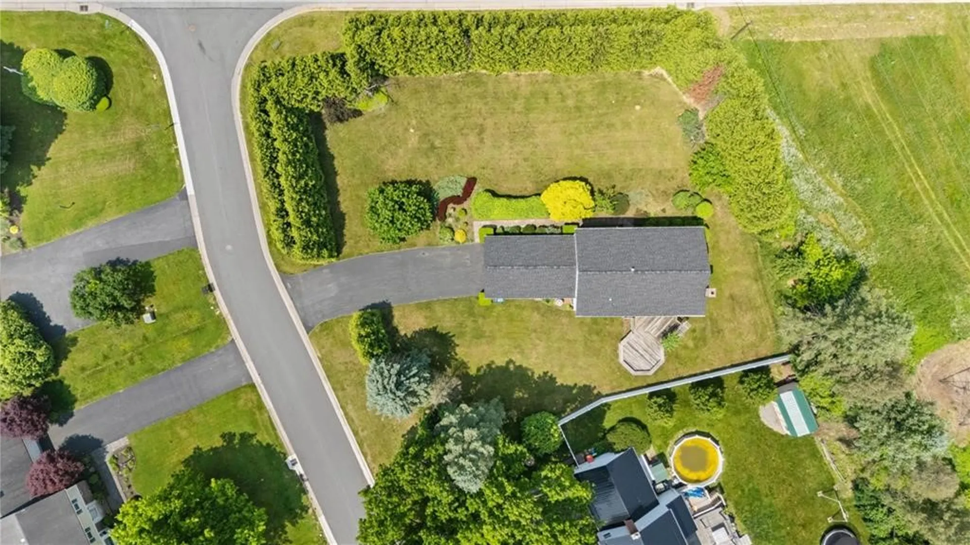 Property at 2 Hunters Pointe, Pittsford, NY 14534 29