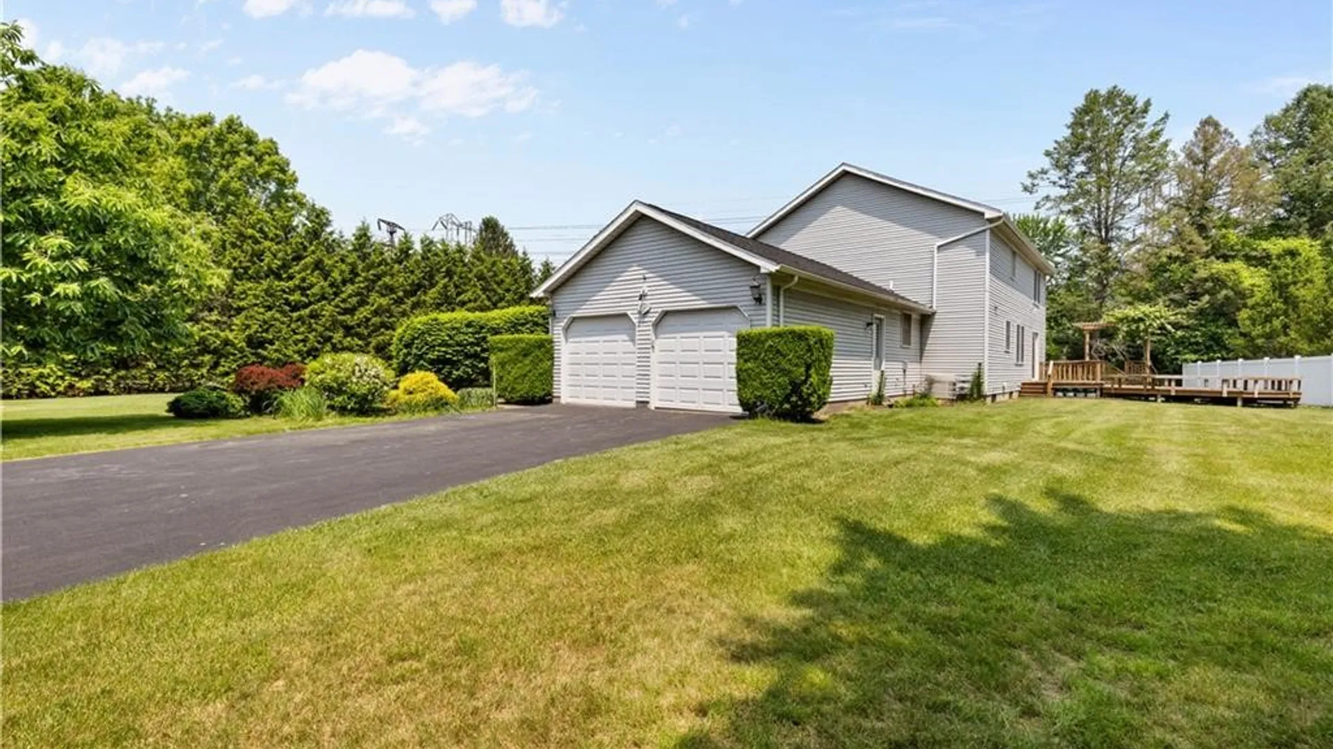 Property at 2 Hunters Pointe, Pittsford, NY 14534 3