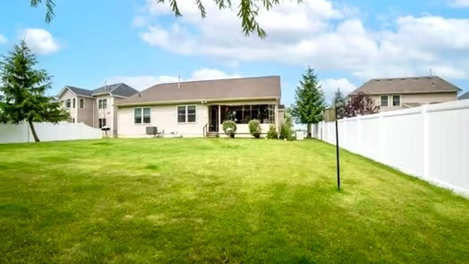 Property at 55 Chancellor Lane, West Seneca, NY 14224 32