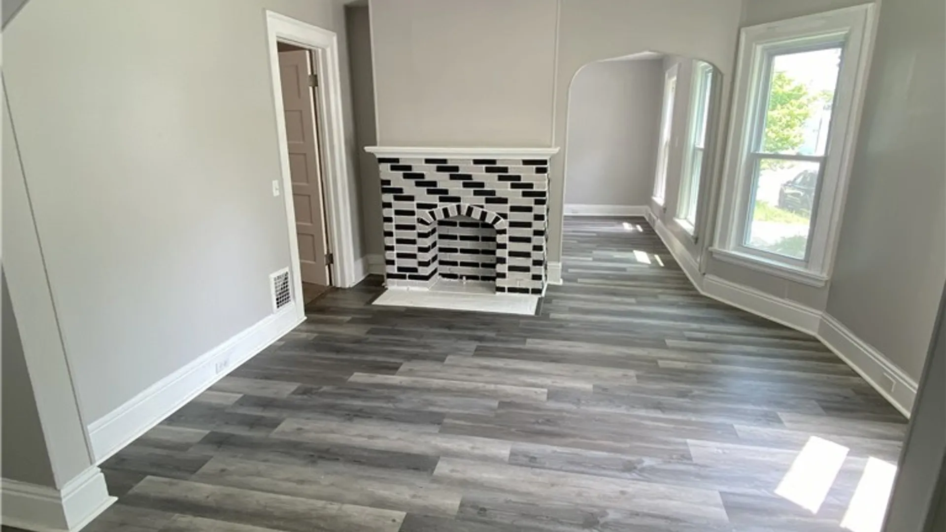 Property at 811 Columbus Parkway, Buffalo, NY 14213 17