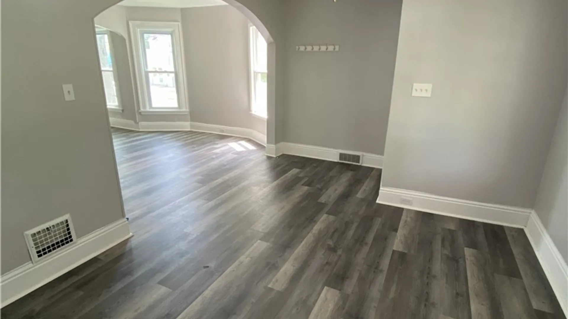 Property at 811 Columbus Parkway, Buffalo, NY 14213 4