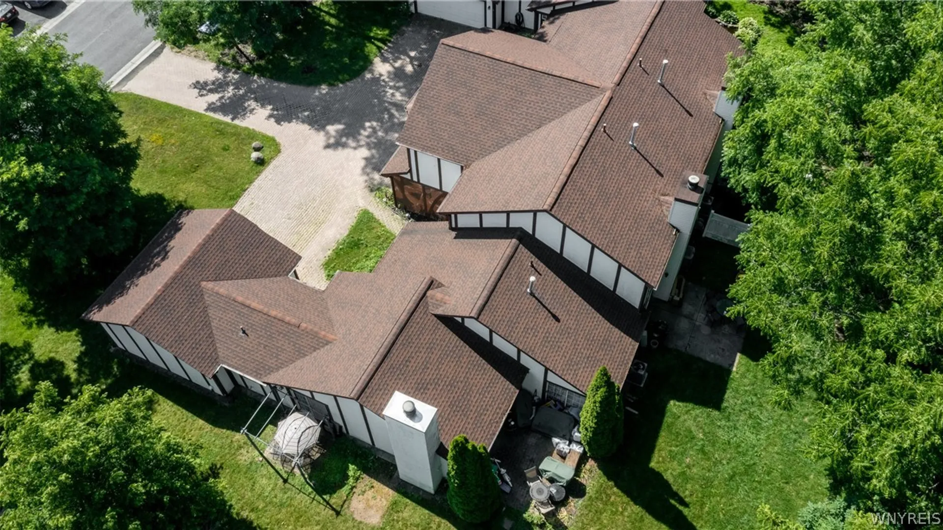 Property at 5-8 Gothic Lane, Lockport Town, NY 14094 2