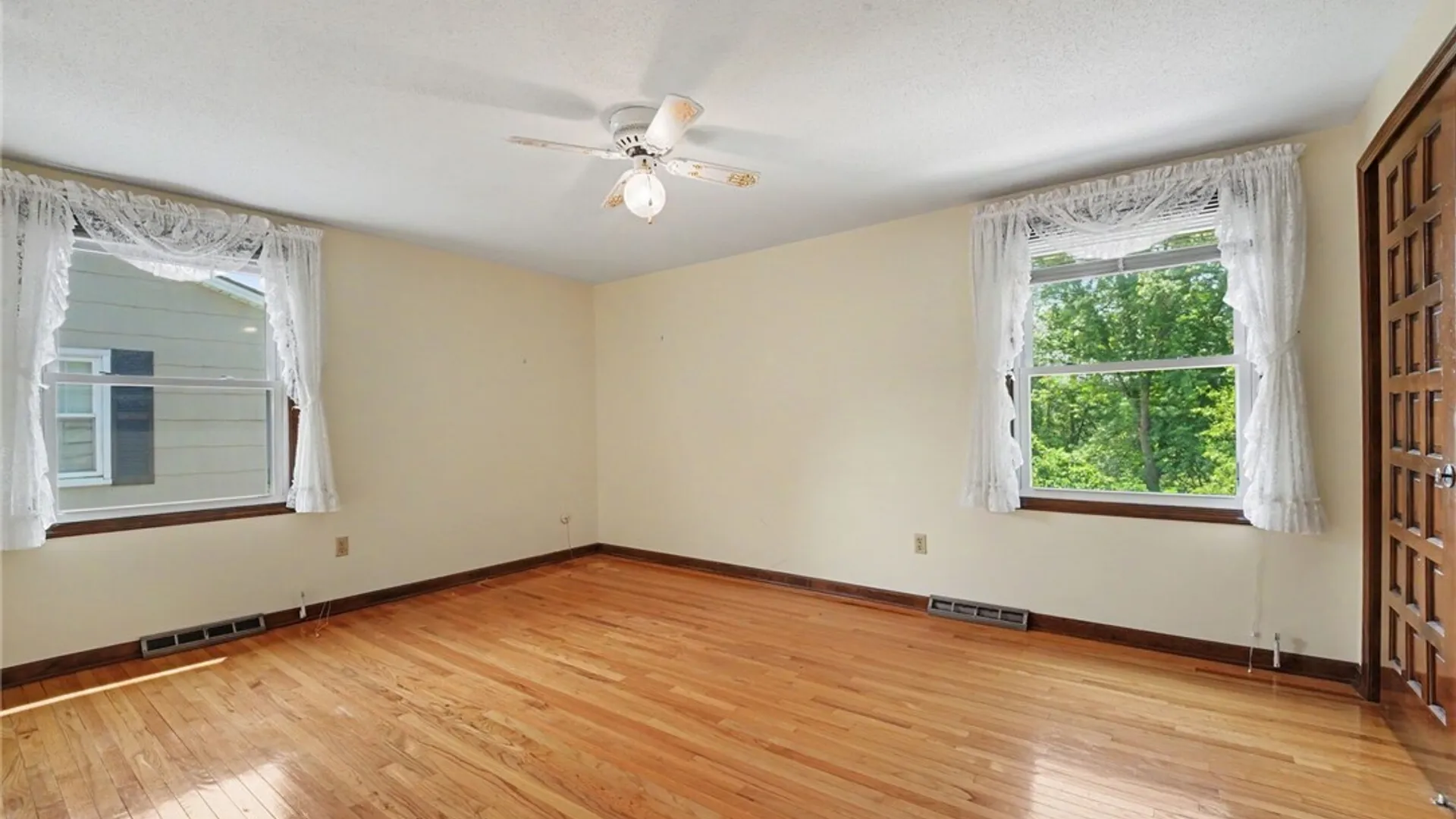 Property at 455 Meadow Drive, West Seneca, NY 14224 23