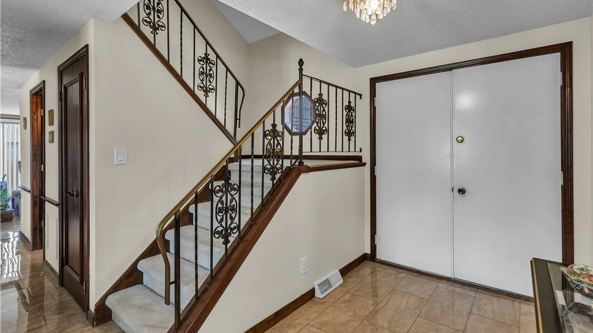 Property at 32 Brookedge Road, Cheektowaga, NY 14043 13