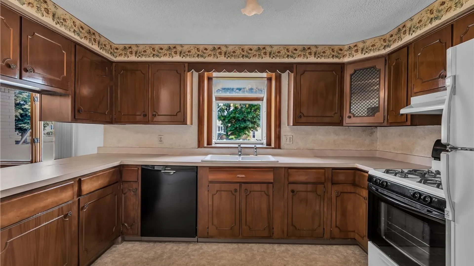 Property at 8 Lois Drive, Cheektowaga, NY 14227 4
