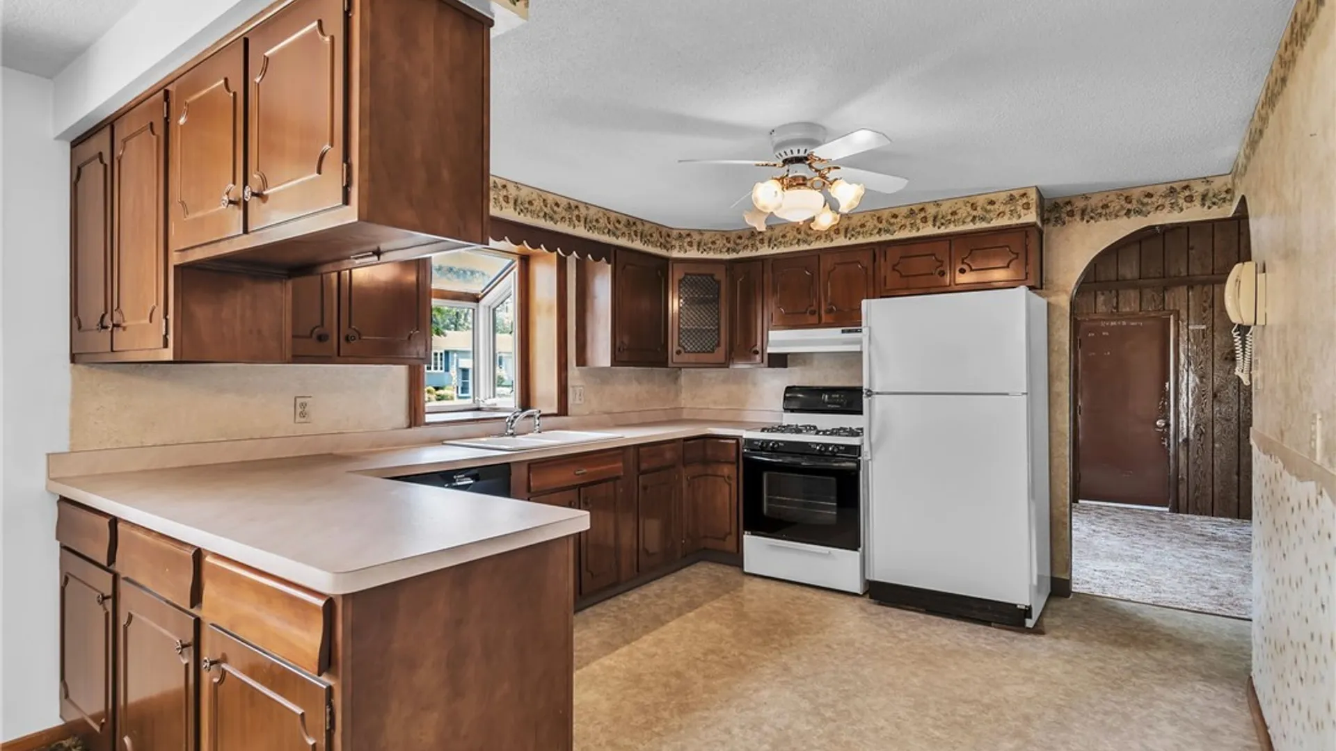 Property at 8 Lois Drive, Cheektowaga, NY 14227 5