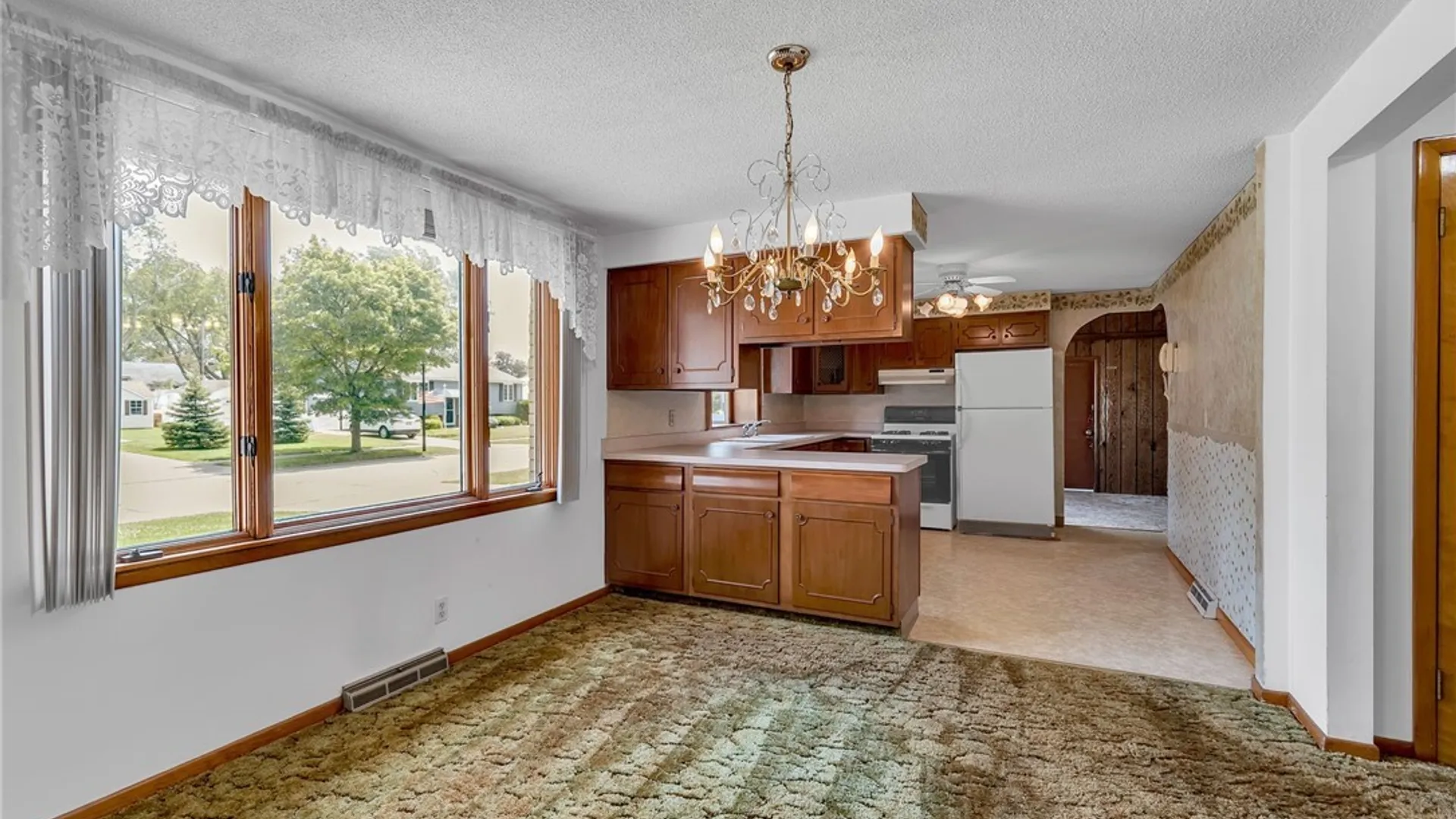 Property at 8 Lois Drive, Cheektowaga, NY 14227 9