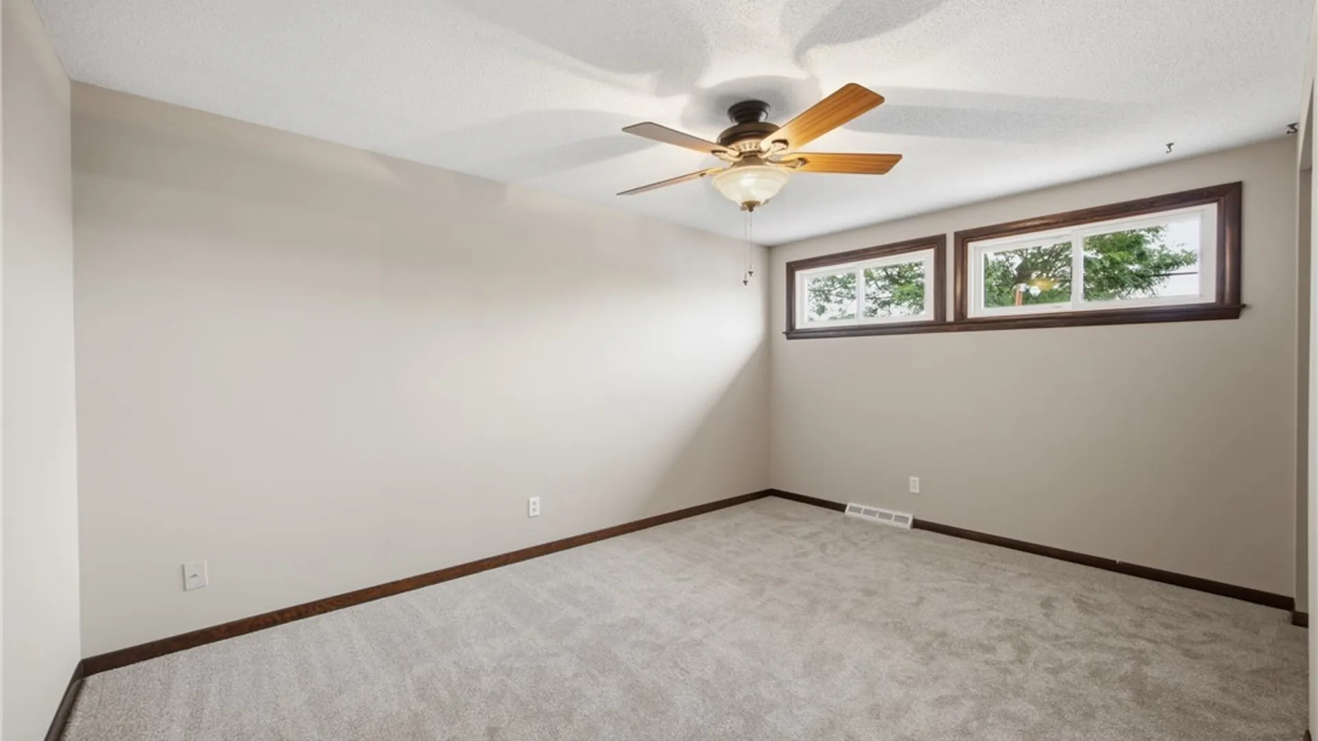 Property at 74 Leni Lane, Cheektowaga, NY 14225 16