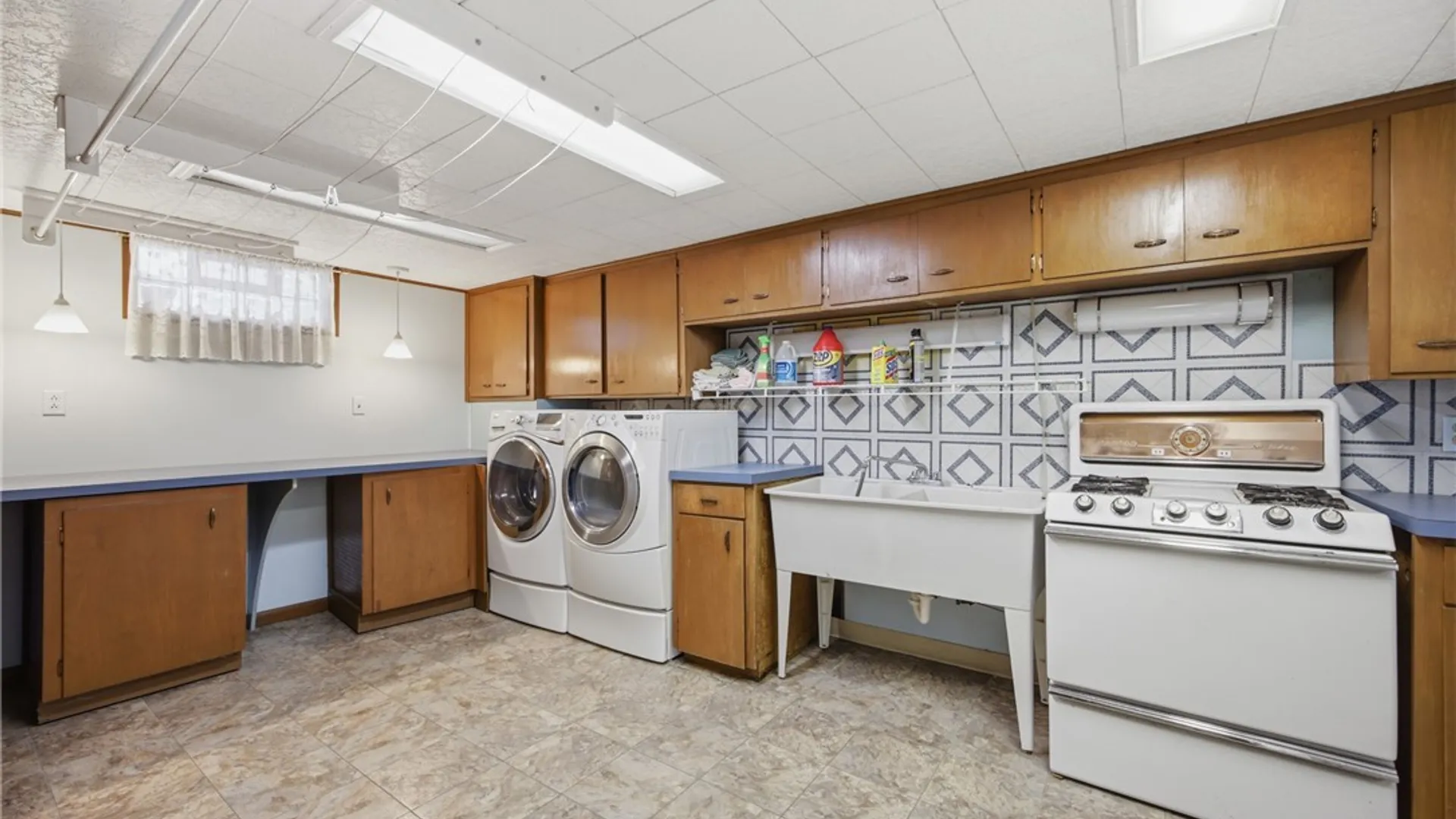 Property at 74 Leni Lane, Cheektowaga, NY 14225 34