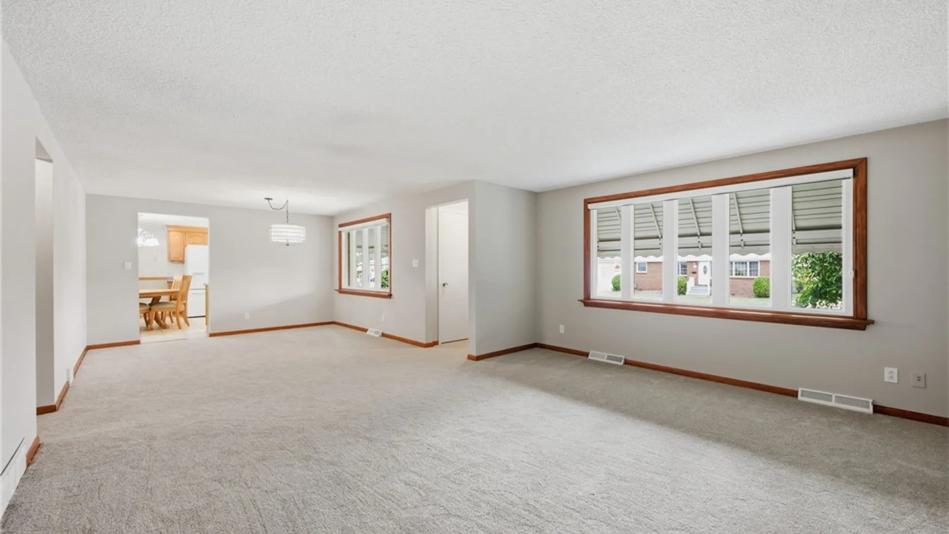 Property at 74 Leni Lane, Cheektowaga, NY 14225 9