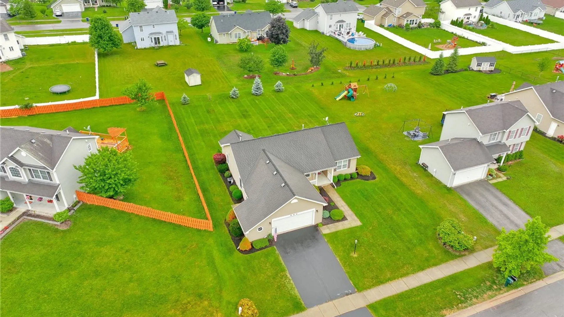 Property at 82 Harrogate Crossing, Henrietta, NY 14586 5