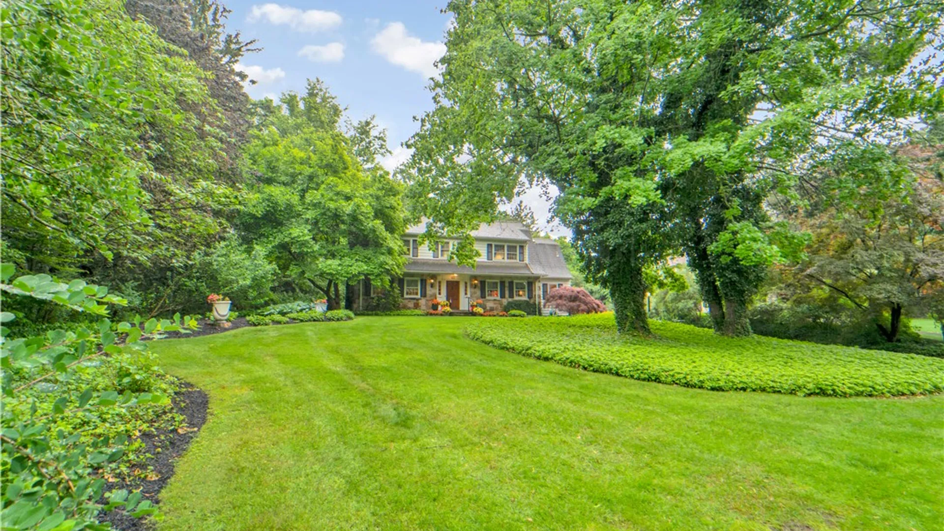 Property at 28 San Rafael Drive, Pittsford, NY 14618 3