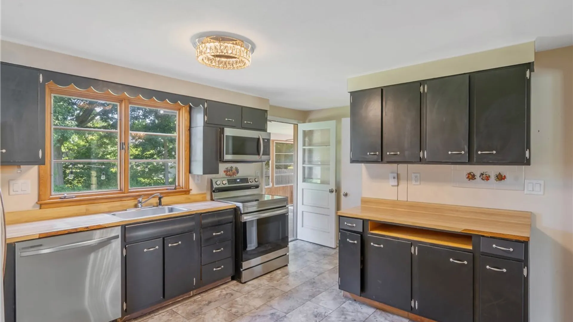 Property at 208 Manor Drive, Clay, NY 13212 10