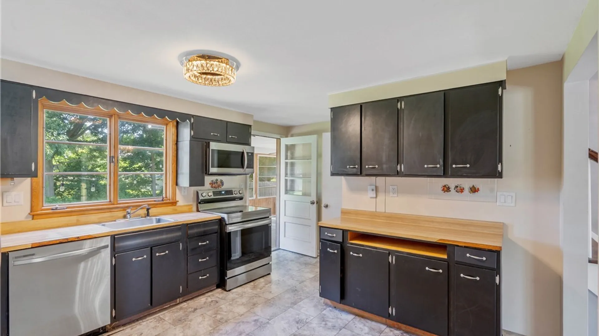 Property at 208 Manor Drive, Clay, NY 13212 14